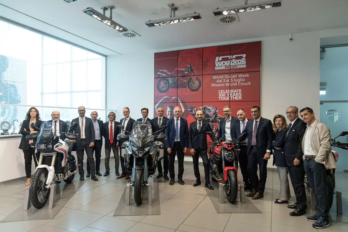 Il Ministro del MIMIT Adolfo Urso insieme a istituzioni nazionali e del territorio in visita in Ducati