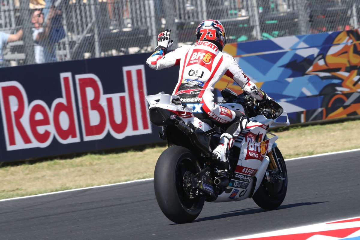MotoGP | Alex Marquez fa il dito medio ad Acosta a Misano, ma poi si scusa: "Ho perso la testa"