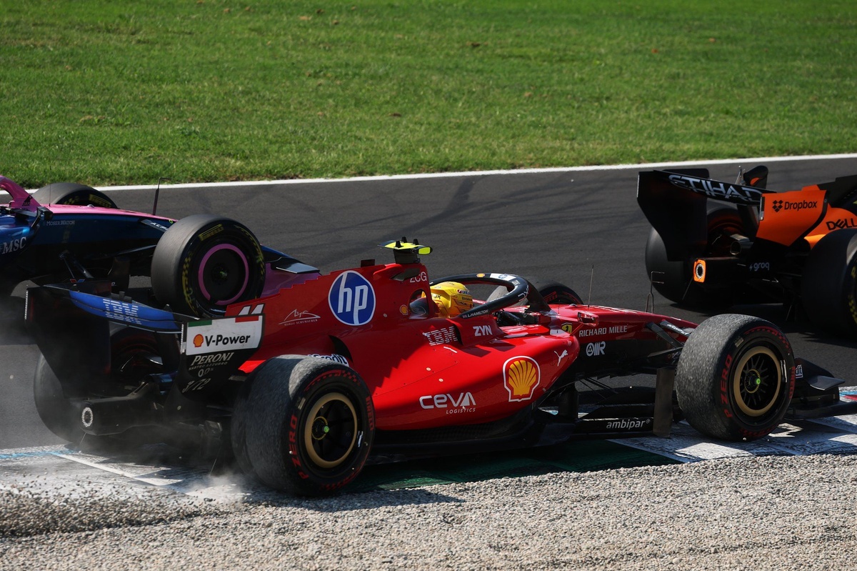 F1 | Hamilton sulla manovra di Leclerc: "E' stata dannosa. Io ero davanti. Non c'era nessun 'noi' in quella curva"