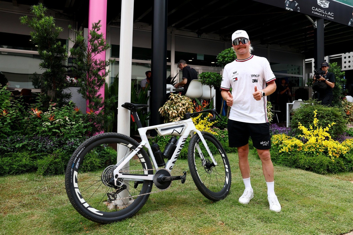 F1 | Il curioso viaggio di Bottas tra i serpenti: ha percorso in bici 420 km da Sepang a Singapore