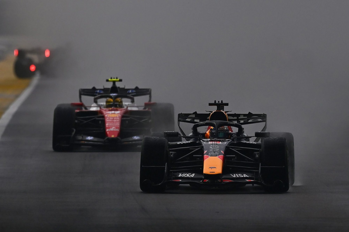 F1 | Max vince una caotica Sprint a Singapore: le Ferrari sul podio, disastro McLaren all'ultimo giro. Russell subito KO