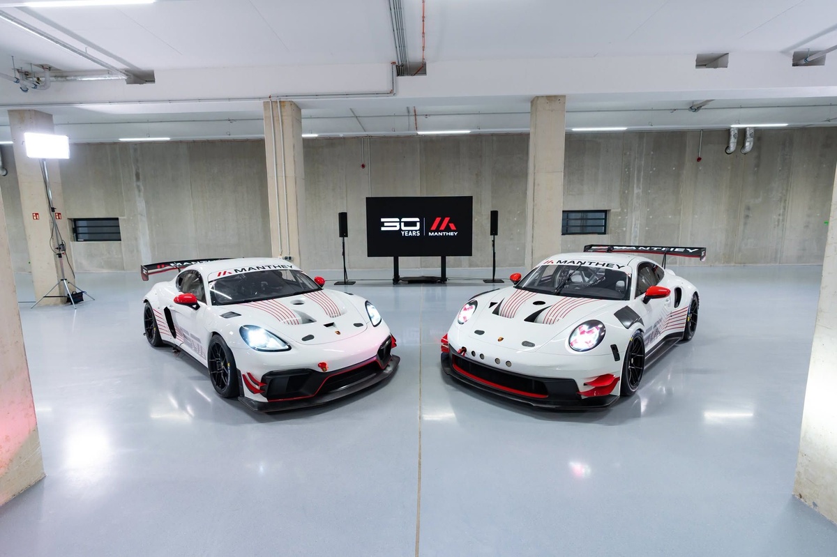 Due Porsche di Manthey Racing in edizione speciale MR 30: ecco 911 GT3 Cup e 718 Cayman GT4