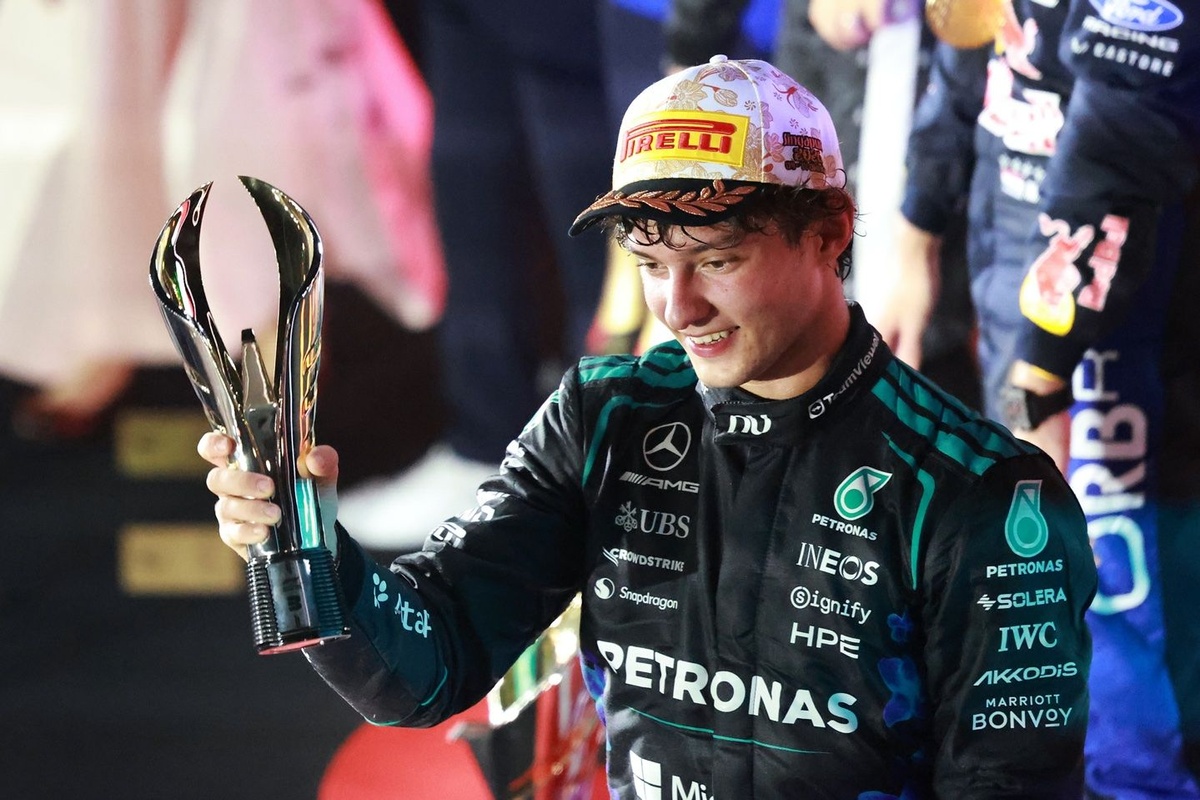 F1 | Mercedes: a Singapore ha debuttato la tuta traspirante di nuova generazione sviluppata da OMP