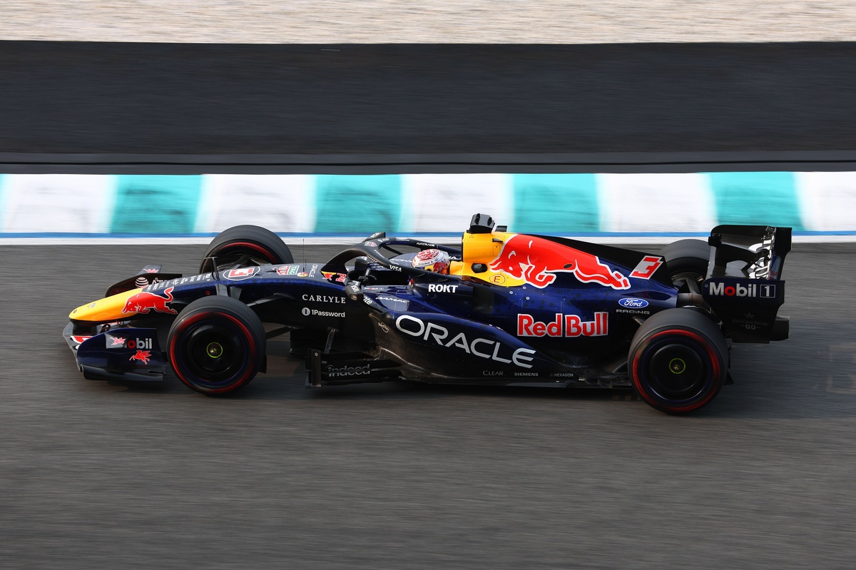 F1 | Max padrone del caos di Sepang e torna alla vittoria davanti a Kimi. Super rimonta di Hamilton 3°