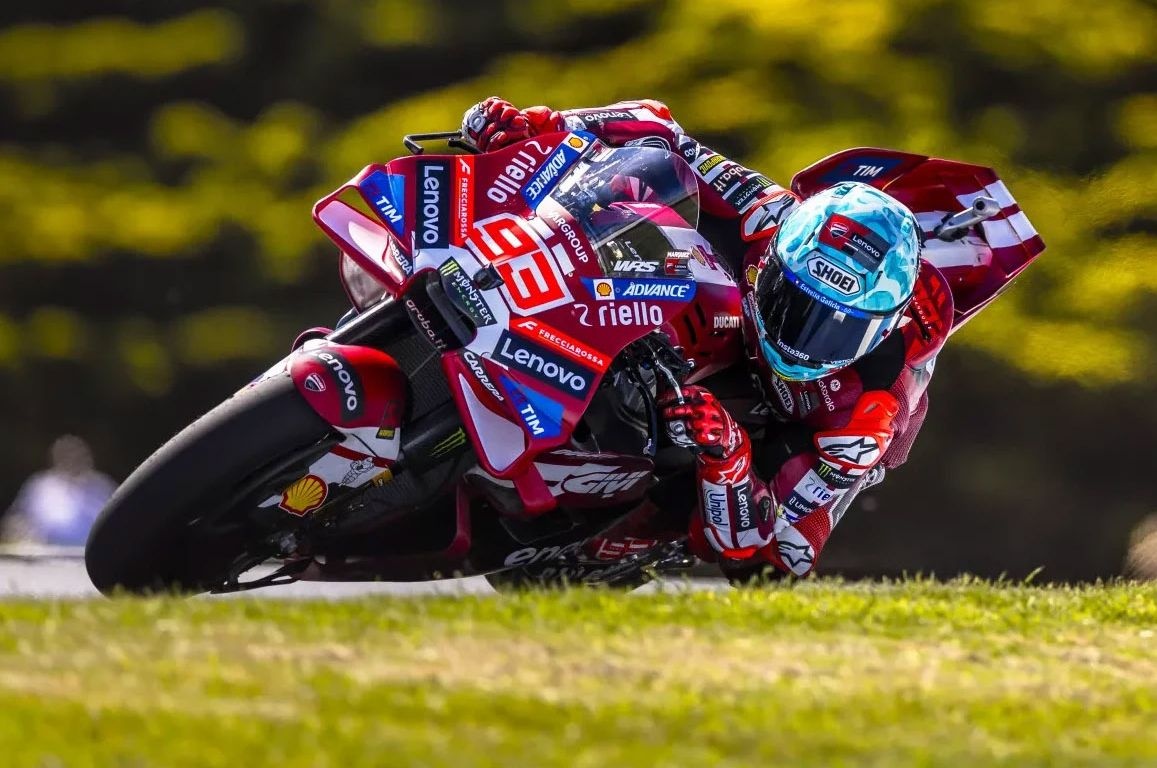 MotoGP | Marquez cade, ma poi va in pole a Phillip Island rifilando 1"5 a tutti sul bagnato!