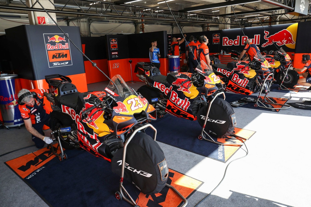 MotoGP | Accantonata definitivamente l'idea di ridurre da due a una il numero di moto nel box