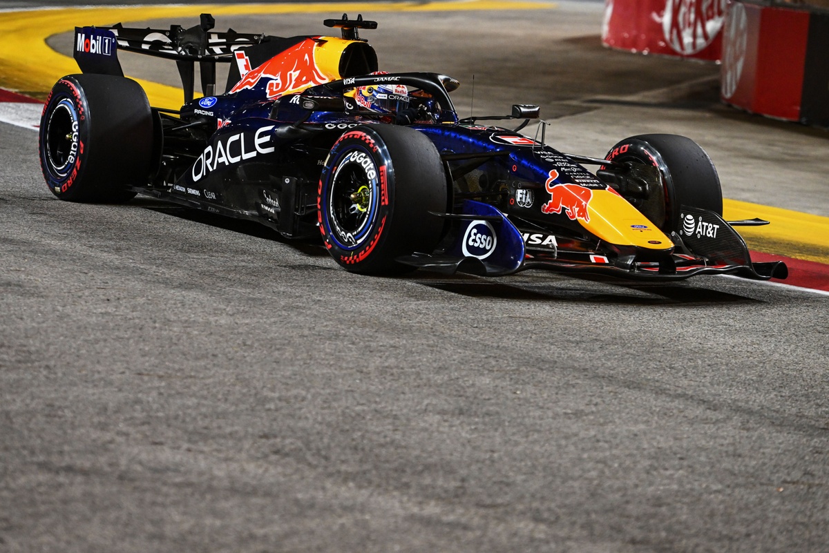 F1 | Verstappen re a Singapore: vince ancora davanti a Leclerc e Antonelli. Russell nono