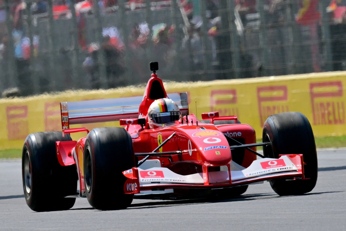 F1 | Vettel a Monza con la Ferrari F2002 di Schumacher: “Fosse qui gli direi ‘Guidala tu'. È un campione senza tempo”