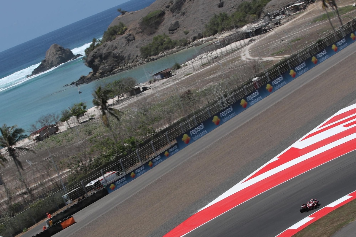 MotoGP | A Mandalika la ghiaia delle vie di fuga fa ancora discutere, Quartararo: "Devono fare qualcosa"
