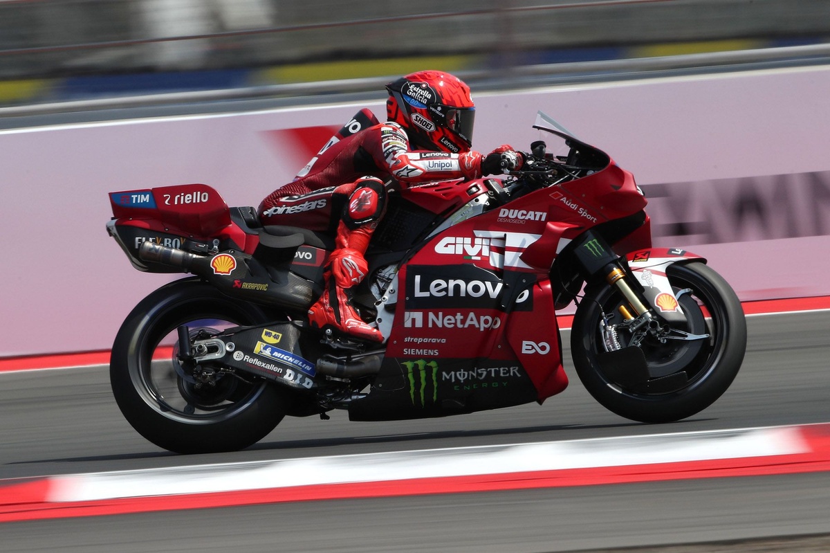 MotoGP | Marquez sovverte i pronostici nella Sprint di Mandalika. Martin sbaglia e chiude 4°, Bezzecchi out al via
