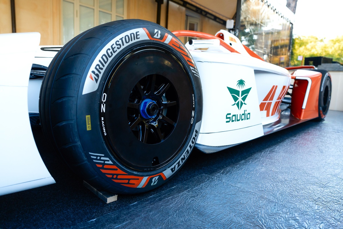 FE | Svelate le nuove gomme Bridgestone per la Gen4: sono prodotte con il 65% di materiali riciclati e rinnovabili