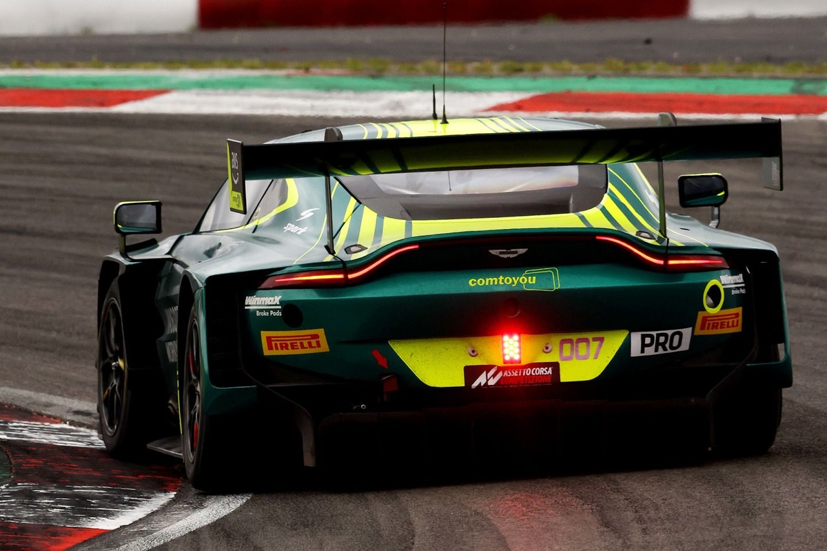 GT World | La Aston Martin-Comtoyou di Drudi in Pole Position al Nürburgring