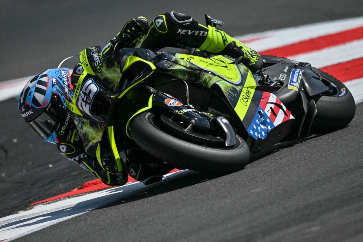 MotoGP | Festa Aprilia a Silverstone: trionfa Fernandez davanti a Martin e ad uno stoico Bezzecchi