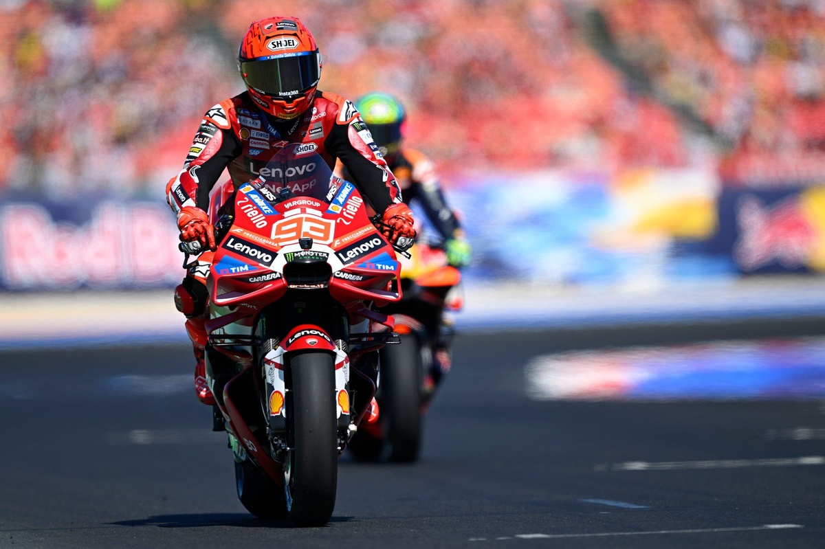 MotoGP | Marquez si prende anche Misano e aggancia Martin in vetta. Bezzecchi a terra al primo giro