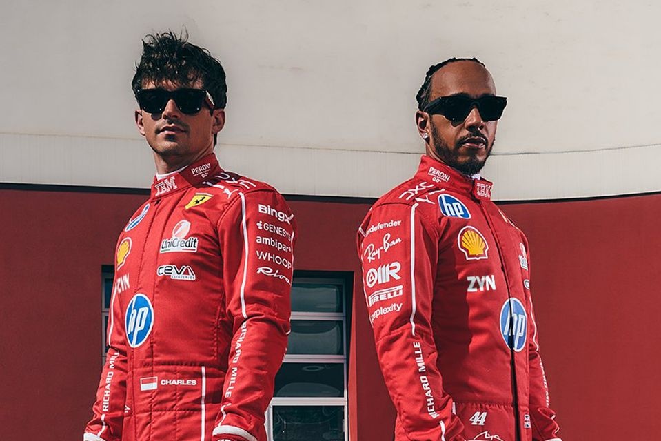 F1 | Ferrari, Hamilton e Leclerc vestono il Mito: ecco le tute dedicate a Schumacher per Monza
