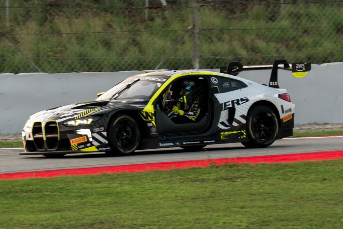 GT World | Top10 volata via con una... portiera per Rossi: "Ci è successo di tutto!"