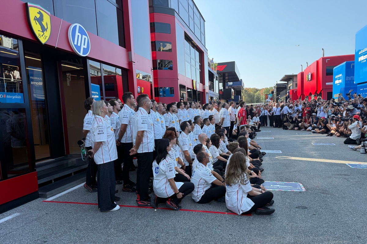 F1 | Gesto nobile: bello l'applauso spontaneo del team Ferrari a Gasly durante la foto nel paddock