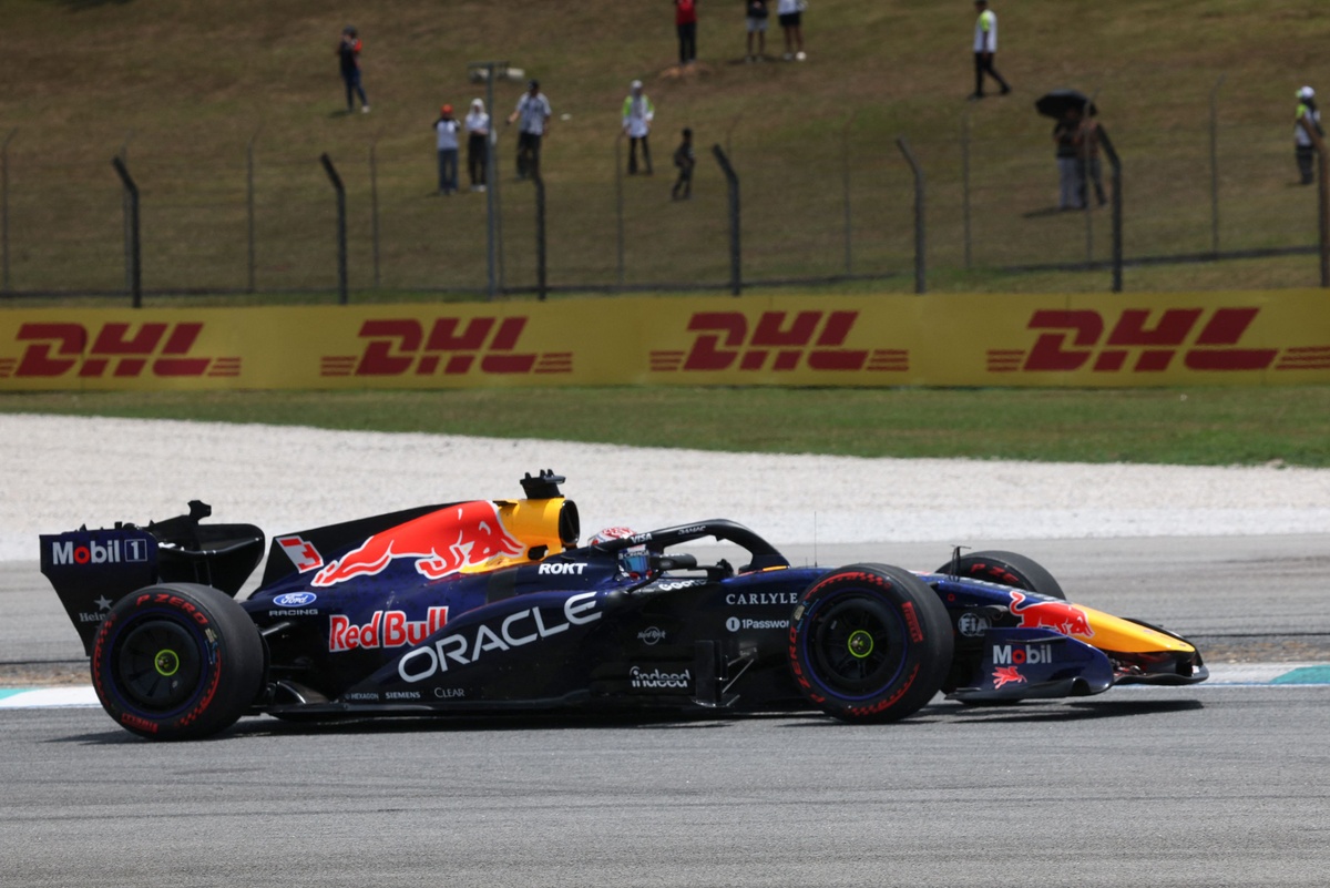 F1 | Sepang, Libere 1: Max nella polvere, Russell e Antonelli soffrono con la Mercedes, Ferrari staccata