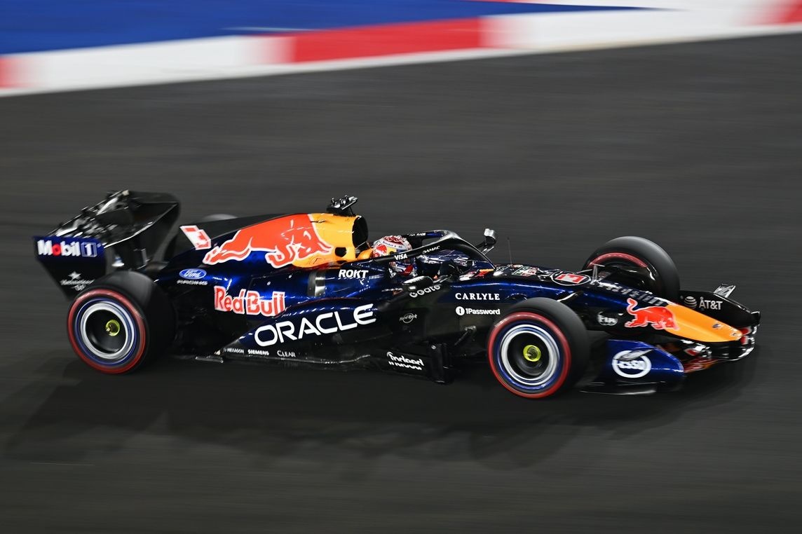 F1 | Verstappen firma anche la pole a Singapore, battendo di un soffio le Ferrari. Kimi quarto