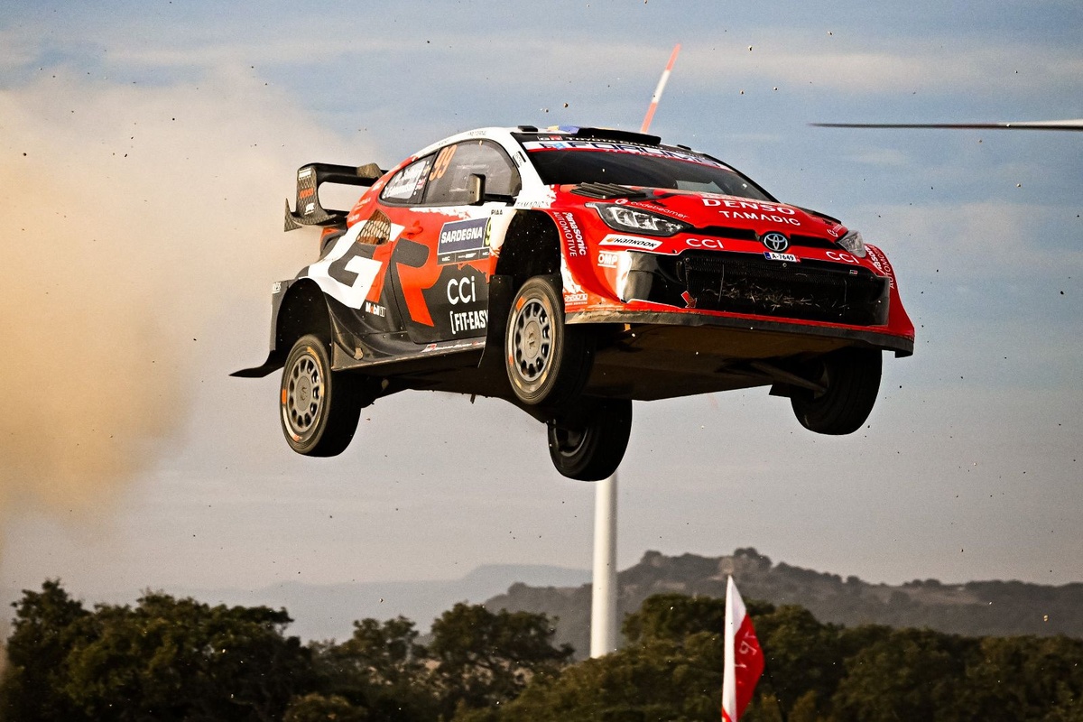 WRC | Rally Italia Sardegna, PS8-10: Fourmaux fora, Solberg vola in testa superando Neuville