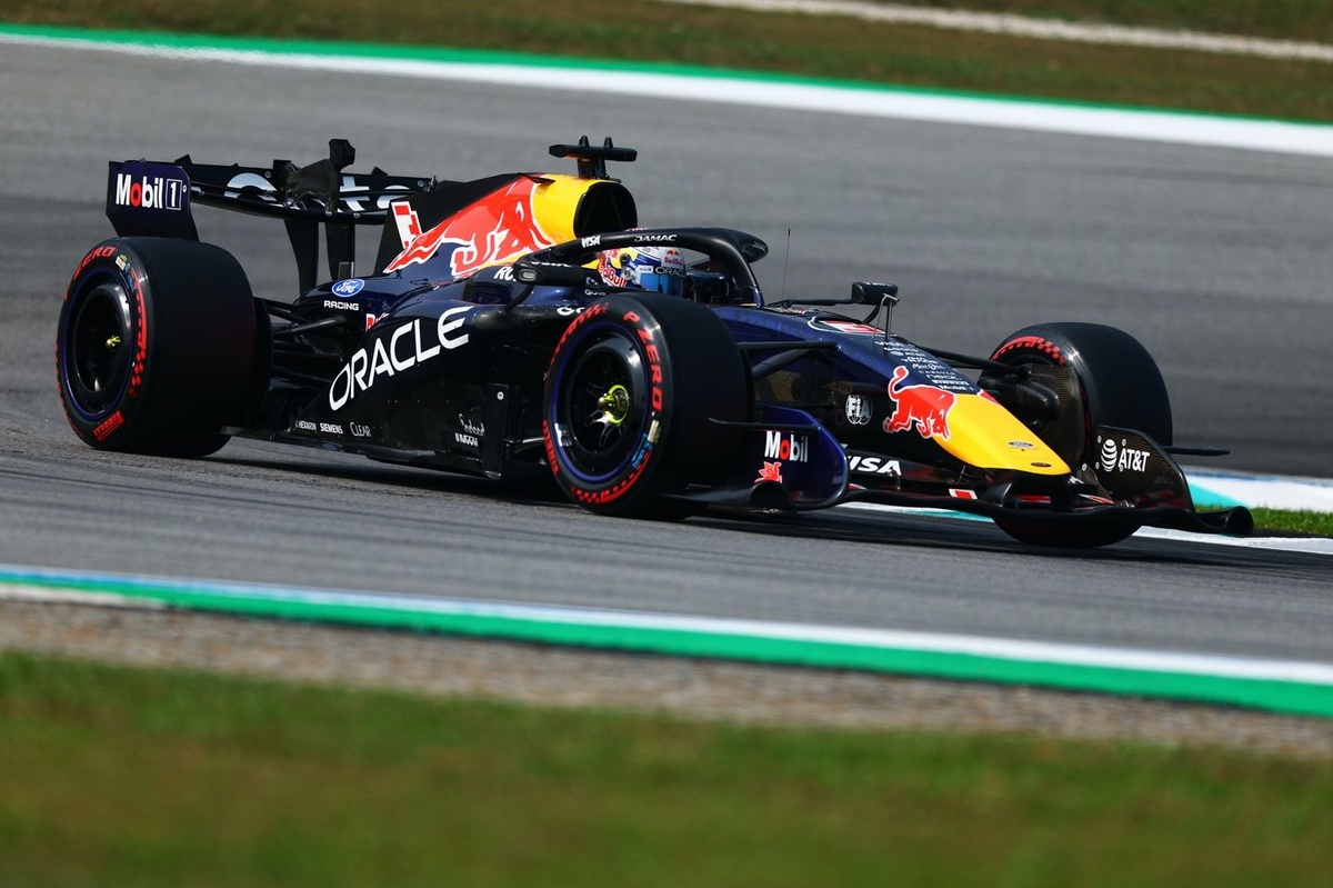 F1 | Un super Verstappen ruggisce e si prende la pole a Sepang davanti a Hamilton. Antonelli 4°