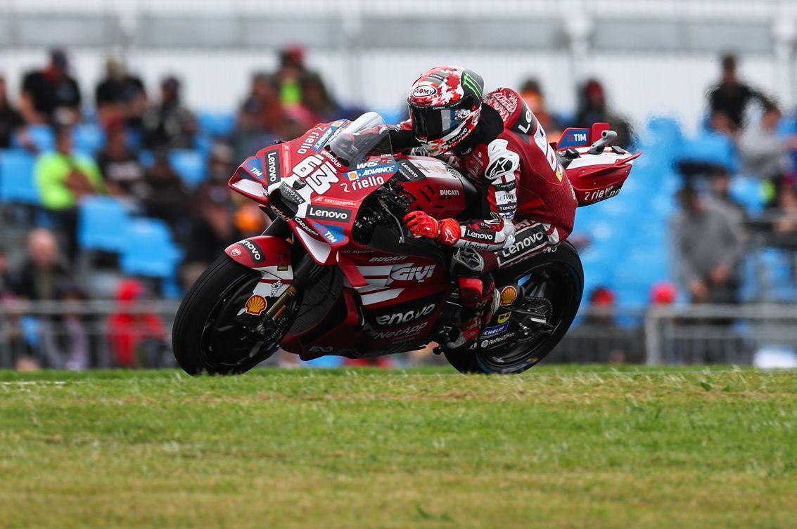MotoGP | Ancora un ritiro per Bagnaia, pessimista per domani: "Sul bagnato e sull'asciutto sono lento uguale..."