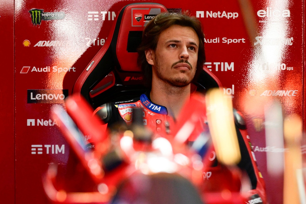 MotoGP | Paura per Bulega al Mugello: cade all'Arrabbiata 2 con la Ducati 850cc e va in ospedale, ma è ok