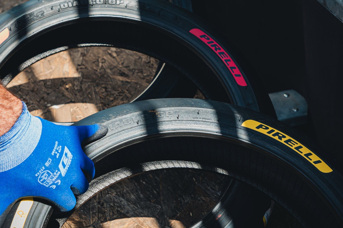 MotoGP | Pirelli consegna un nuovo lotto di pneumatici 2027 con contrassegni colorati come in F1