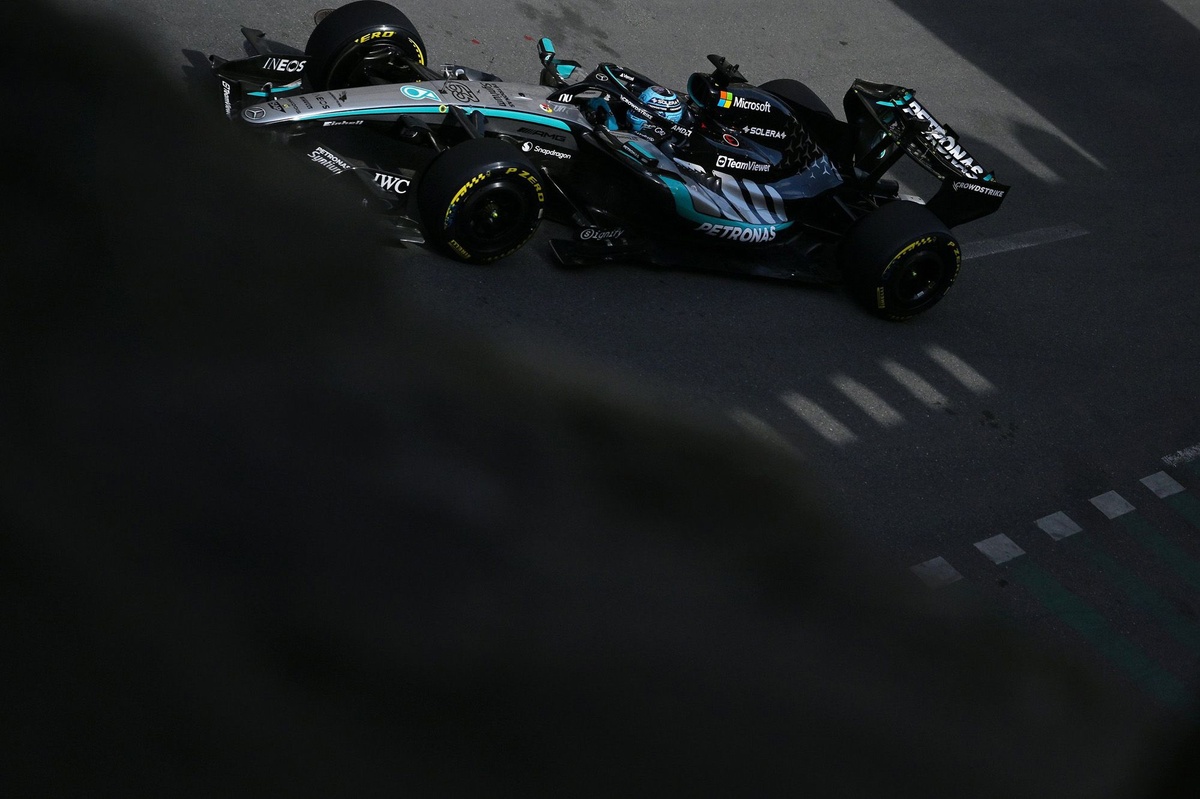 F1 | Super pole di Russell a Baku, mentre Antonelli va KO in Q1. Ferrari seconda con Leclerc