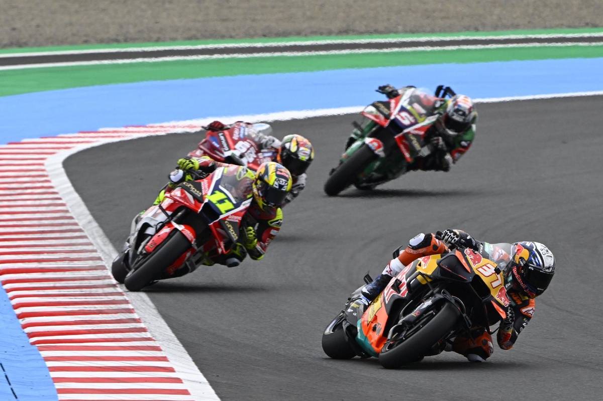 La MotoGP risponde alle critiche per non aver consultato i piloti sul nuovo format: "Avevamo chiesto ai team di farlo"