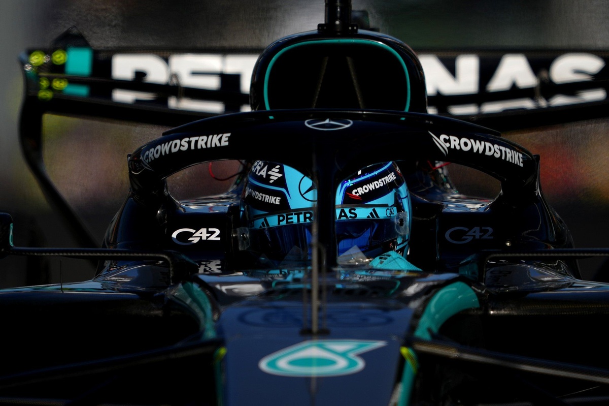F1 | Baku, Libere 1: Russell subito in vetta, poi Max e Leclerc a 4 decimi. Kimi fermato da un guasto