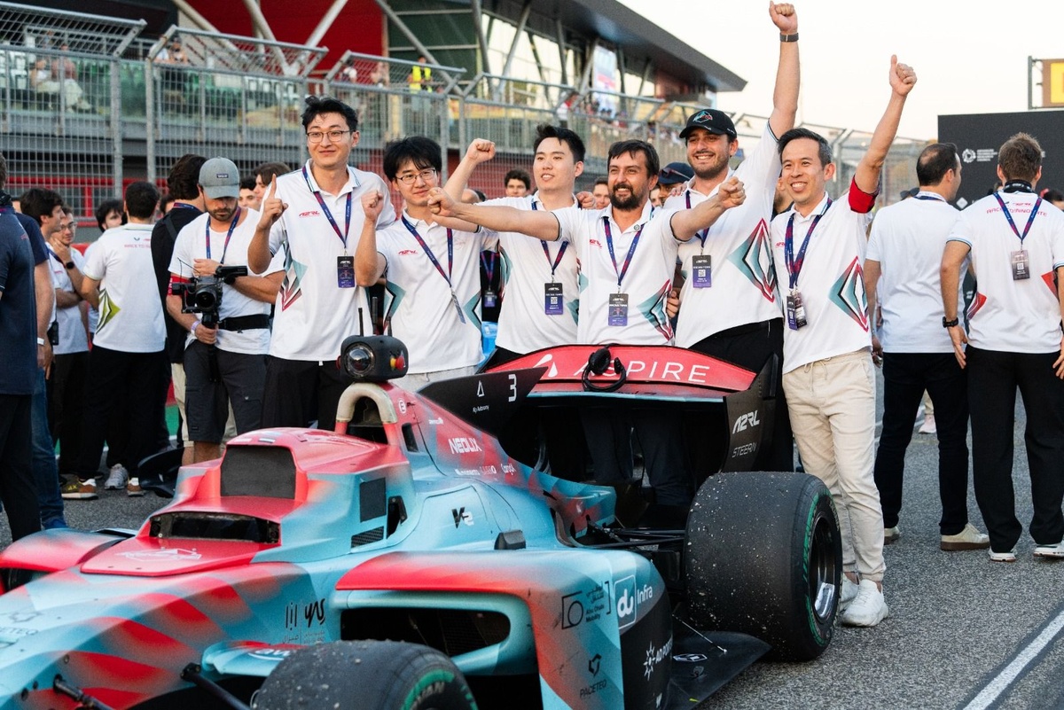 La prima gara internazionale della A2RL porta emozioni autonome su un circuito leggendario