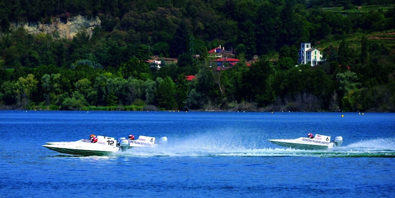 Motonautica, grande show al Waterfestival: l'adrenalina non va in ferie. Spettacolo a Viverone