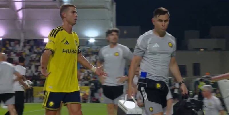Veleno Cristiano Ronaldo, impazzisce per la sostituzione ma poi l'Al Nassr rimonta e vince: è bufera mediatica in Arabia