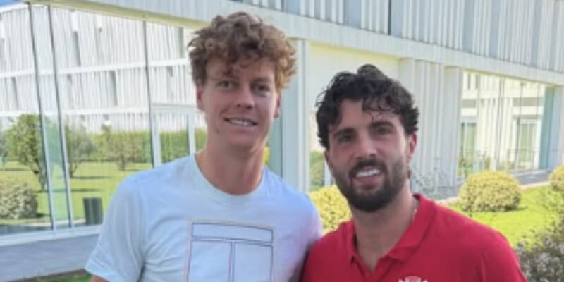 Sinner, la foto con Cutrone al JHotel: come sta Jannik e quanto manca al ritorno in campo