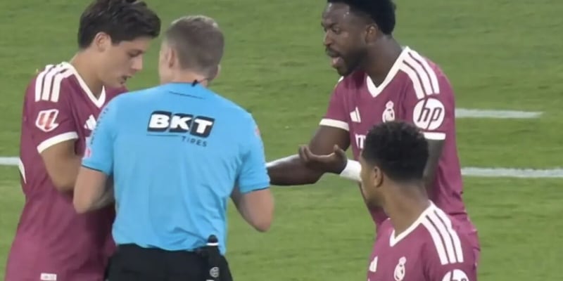 "È sgonfio, ma non lo vedi?", la curiosa protesta all'inizio di Betis-Real Madrid