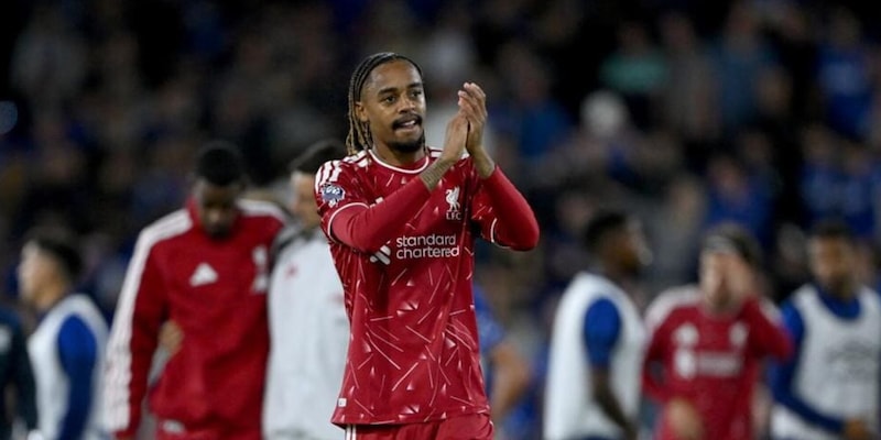 Il Liverpool piega l'Ipswich a domicilio con due gol di Isak: primo successo per Iraola e debutto per Barcola