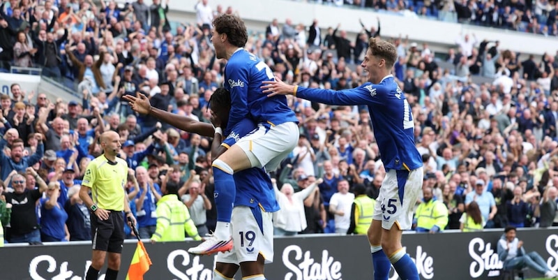 Premier League, Maitland-Niles pesca il jolly e l'Everton riacciuffa il Manchester United