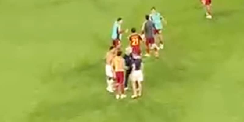 L'abbraccio tra Gasperini e Greenwood dopo il corteggiamento della Roma: la scenetta in campo non passa inosservata