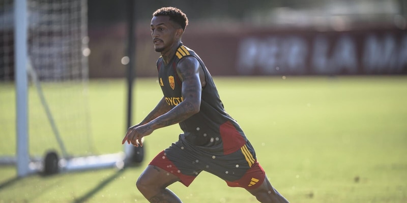 Roma, fastidio muscolare per Wesley durante la rifinitura: in dubbio per il Torino