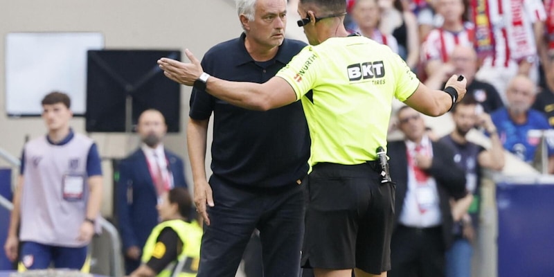 Furia Mourinho: «Dovevamo giocare noi undici contro nove!»