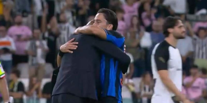 L'emozionante abbraccio tra Spalletti e Raspadori dopo Juve-Atalanta: la foto virale tra i tifosi del Napoli
