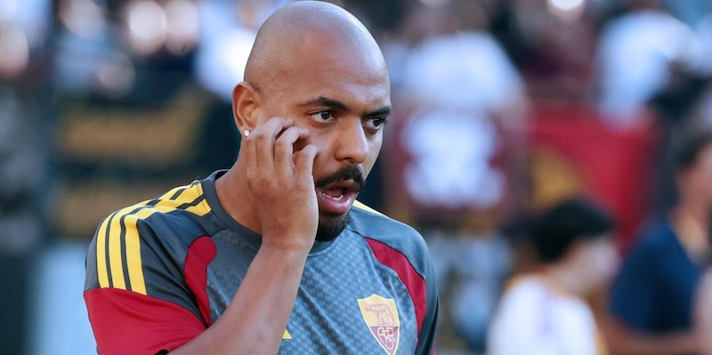 Malen resta a Trigoria per un fastidio al ginocchio, Xavi rassicura: "L'infortunio non è grave"
