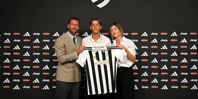 Leonardo Marchisio alla Juventus: la firma con papà Claudio è emozionante