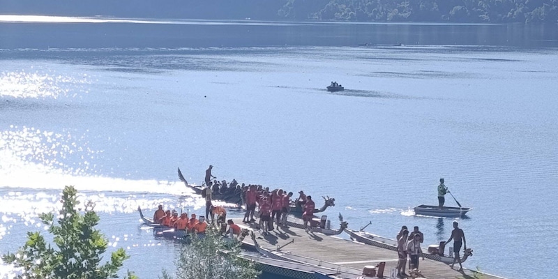 Dragon boat, le acque del lago Albano si tingono di azzurro e rosa