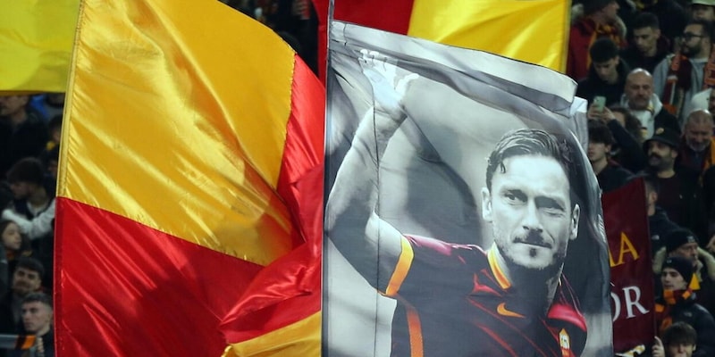 Totti compie 50 anni e ferma il tempo: la lezione che neanche l'AI può imparare. O rubare