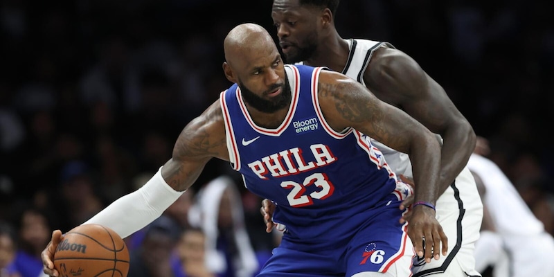 LeBron James debutta con Philadelphia: 10 punti e 5 assist, ma vincono i Nets