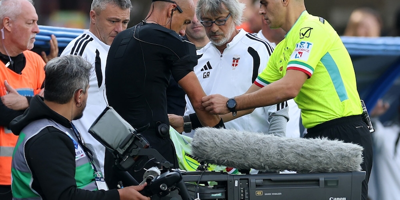 Incredibile a Como, l'arbitro Fabbri si fa male dopo l'espulsione di Malen e viene sostituito!