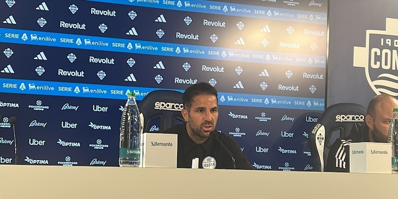 Fabregas non ci sta: "Espulsione di Malen più chiara di quella di Wesley". Poi attacca sull'orario