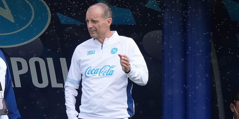 Il Napoli fermato dai... moscerini: che invasione prima del match con il Villarreal